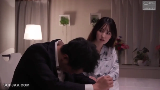 卧室 · 台灯 · 人物面部特写 · 女人穿长袖睡衣 · 女人关切