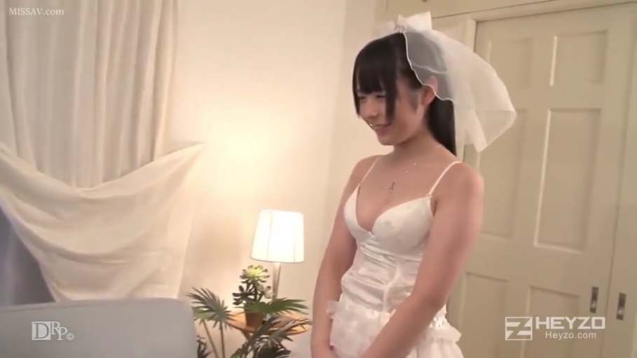 头部特写 · 羞涩微笑 · 室内卧室 · 头纱 · 白色新娘头纱