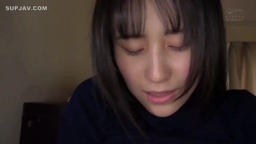 室内 · 俯身 · 脸部特写 · 日本 · 正在进行 · 深色高领毛衣 · 表情微张口