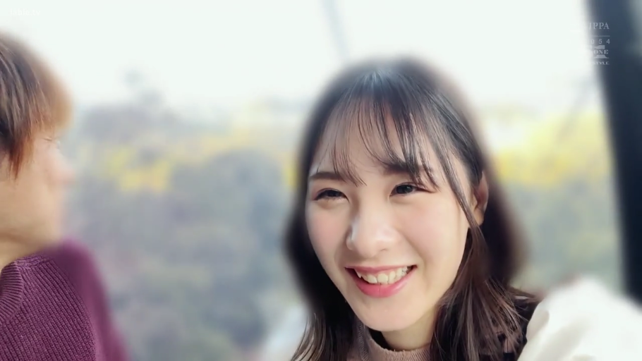 针织衫 · 交通工具或观景台 · 开心的笑容 · 女性面部特写
