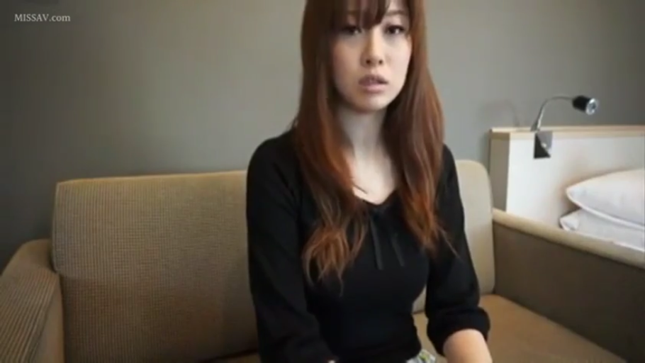 困惑 · 上半身特写 · 酒店房间 · 台灯 · 黑色长袖上衣