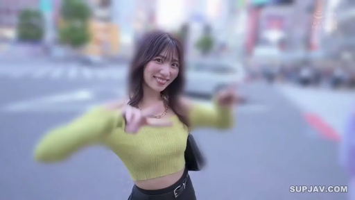 面部特写 · 甜美笑容 · 城市街道 · 绿色露肩针织上衣 · 动态模糊背景