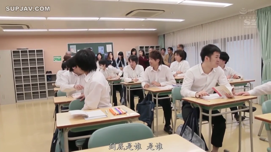 教室 · 等待 · 课本 · 白色长袖衬衫