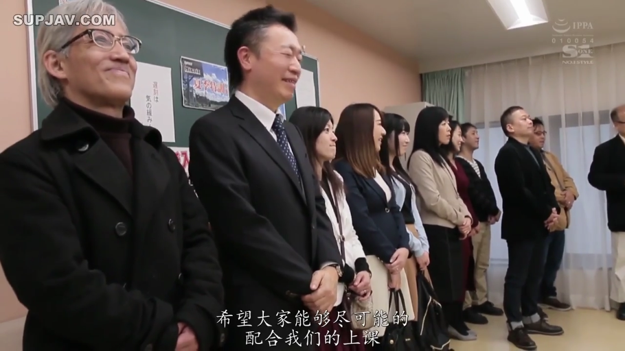 等待 · 教室 · 连衣裙 · 黑板报 · 人物半身像 · 中文字幕提示