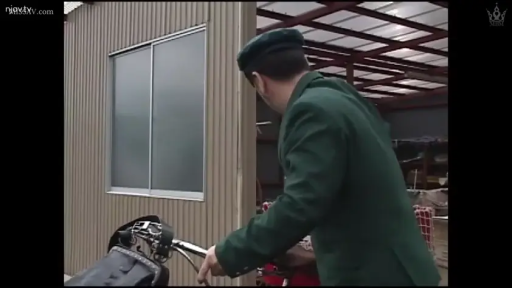 简易房旁 · 绿色制服 · 自行车 · 警惕 · 自行车把手