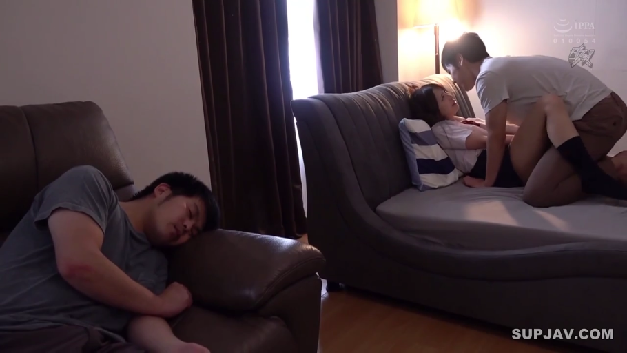 性交 · 沙发 · 长筒袜 · 熟睡男人的平静表情 · 两人交媾的侧面景别