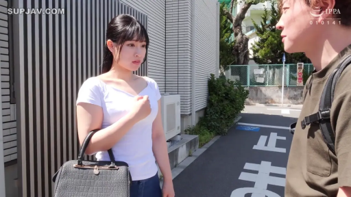 户外 · 犹豫 · 深色牛仔裤 · 棕绿色T恤 · 女性面部特写