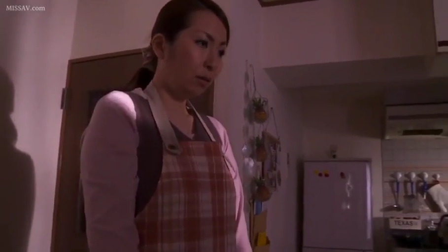 困惑 · 面部特写 · 厨房 · 格子围裙 · 格子围裙 · 室内照明昏暗