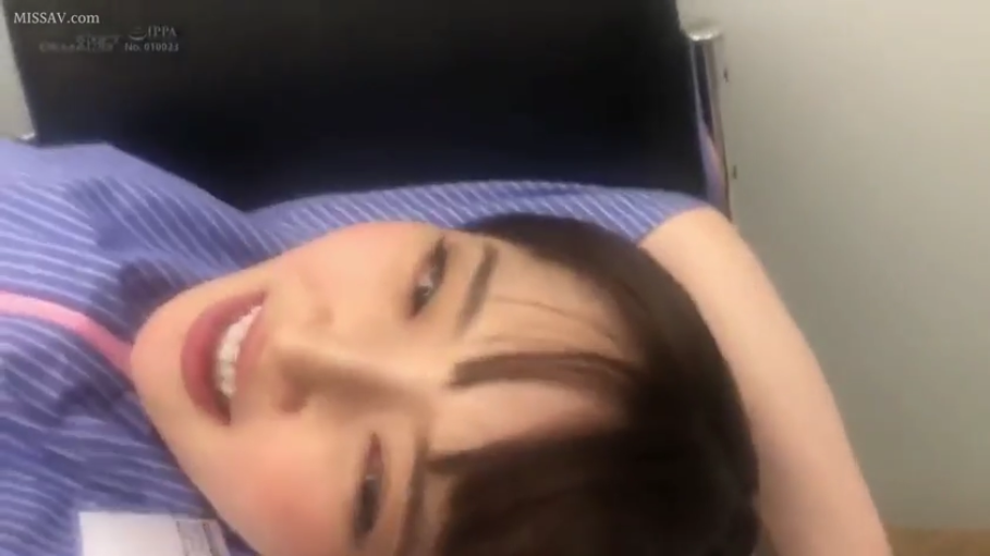 室内 · 微笑 · 面部特写 · 蓝白条纹衬衫