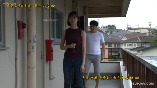 户外住宅区 · 两人全身照 · 女子神情略显紧张或茫然 · 男子身穿白色圆领T恤和浅灰色休闲裤 · 红色消防报警器 · 背景为郊区住宅群