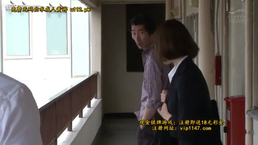 戏谑 · 水印 · 深色西装外套 · 公司走廊 · 办公包 · 职员背影