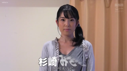 室内 · 站立 · 中景 · 平静 · 注视镜头 · 日文字幕 · 灰色褶边开衫