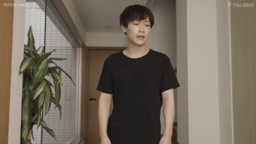 犹豫 · 室内走廊 · 上半身中景 · 黑色圆领T恤
