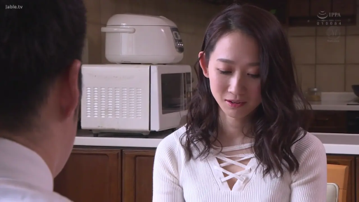 坐姿 · 忧郁 · 半身 · 剧情 · 微波炉 · 室内厨房 · 垂头 · 白色系带针织衫