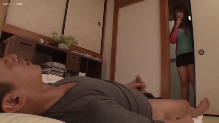 卧室 · 自慰 · 仰卧 · 面部特写 · 迷你裙