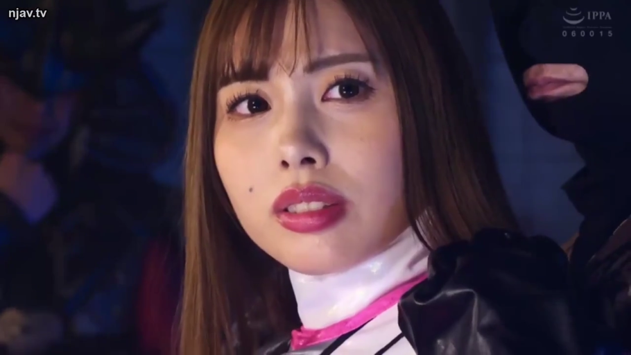 不安 · 昏暗室内 · 黑色头套 · 白色紧身衣 · 女性面部特写 · 光线较暗