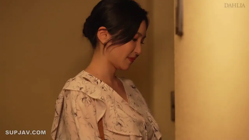 室内 · 半身 · 碎花连衣裙 · 侧立