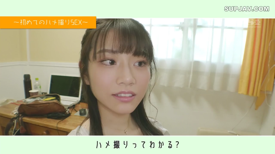 卧室 · 注视 · 面部特写 · 笔记本电脑 · 浅色上衣 · 字幕显示