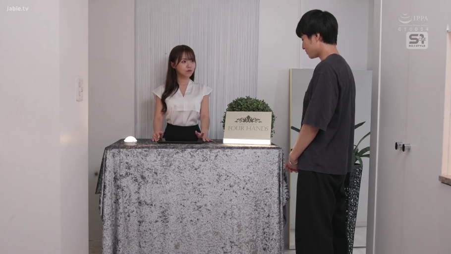 接待处 · 站立 · 全景 · 休闲服 · 自然 · 交流