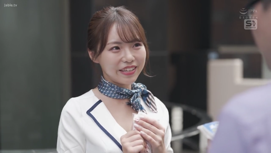 交谈 · 站立 · 微笑 · 职场女性 · 制服 · 近景 · 户外 · 纸巾