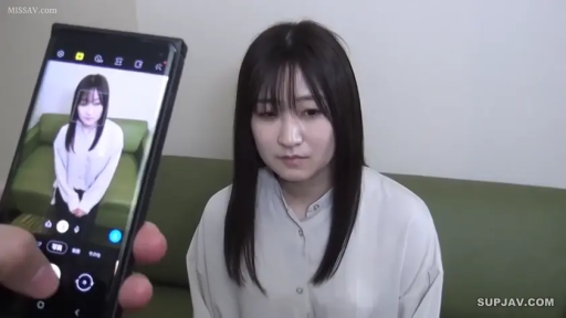 毫无表情 · 手机 · 室内沙发 · 浅色衬衫 · 手机屏幕取景框