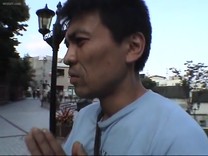 严肃 · 户外 · 光线明亮 · 蓝色短袖T恤 · 男人面部特写