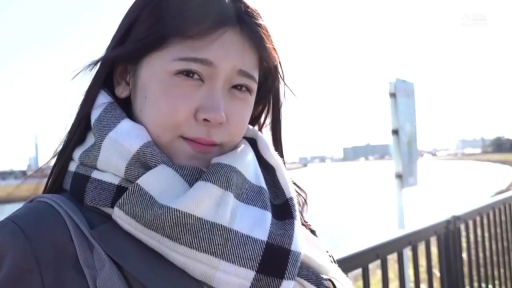 脸部特写 · 温柔 · 河边 · 黑白格子围巾 · 格子围巾