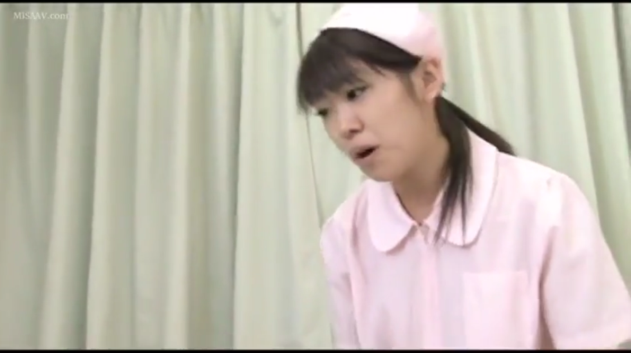 病房 · 认真 · 面部特写 · 粉色护士服 · 护士帽 · 背景是白色帘子
