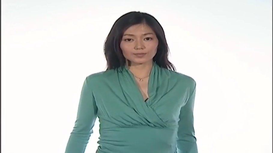 摄影棚 · 注视 · 上半身特写 · 绿色交叉领长袖上衣