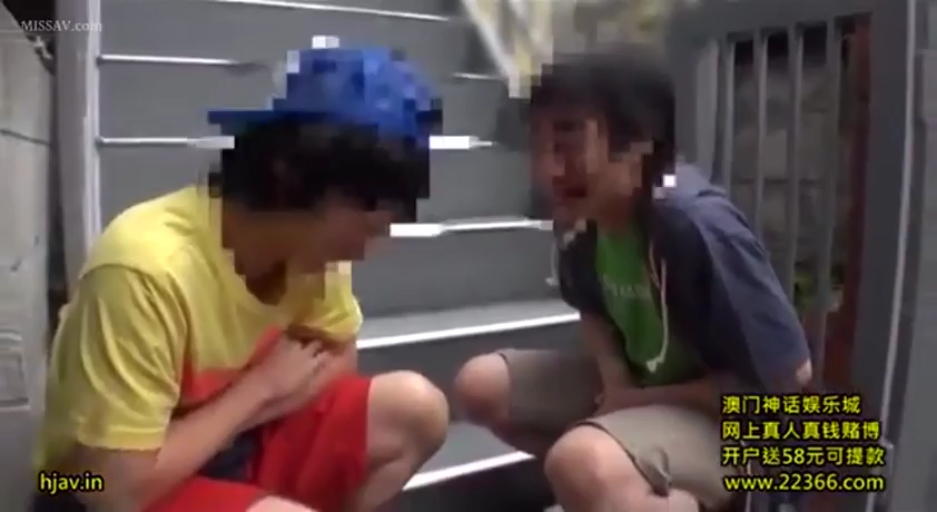 楼梯间 · 棒球帽 · 画面有广告文字 · 中景镜头 · 情绪激动