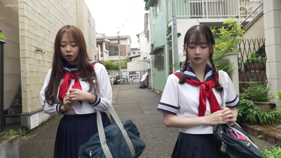 若有所思 · 红色领巾 · 住宅区 · 学生书包 · 日常向