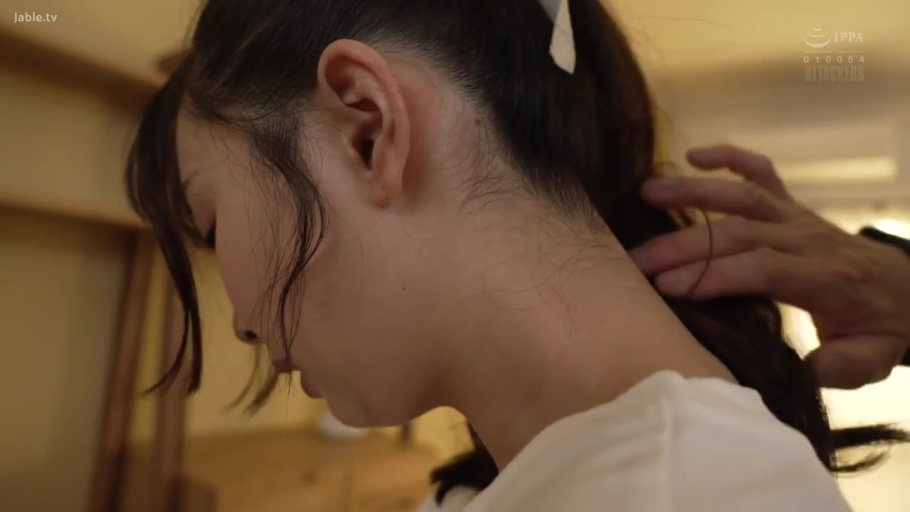 室内 · 顺从 · 白いTシャツ · 女性侧脸特写