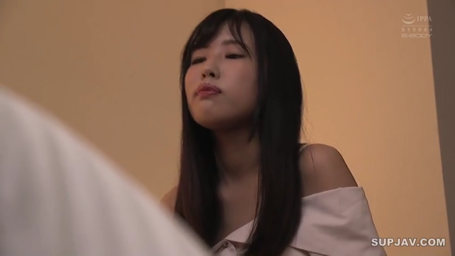 室内 · 坐姿 · 脸部特写 · 口交 · 陶醉 · 长发 · 露肩装