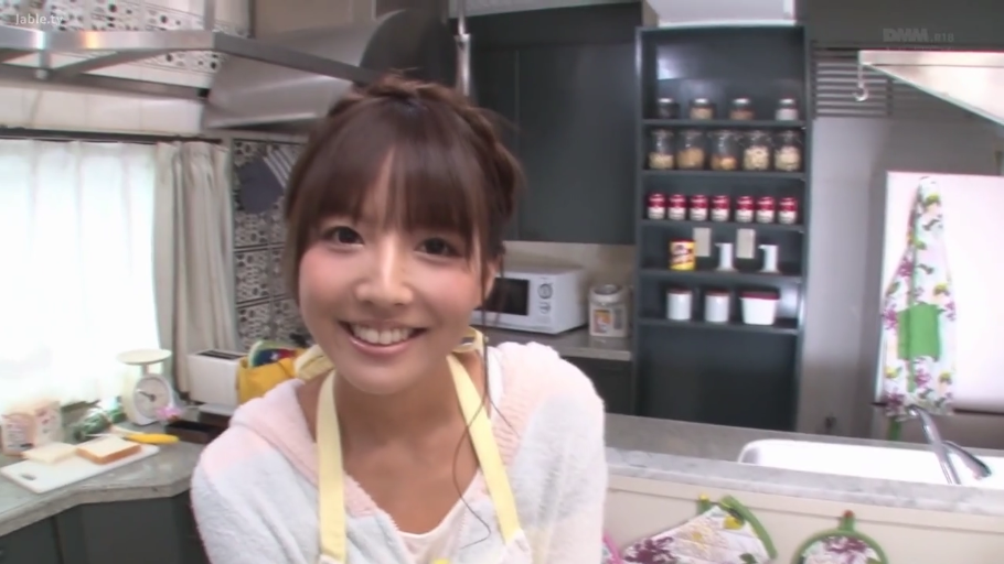 站立 · 微笑 · 半身特写 · 注视 · 厨房 · 围裙 · 厨具 · 人妻