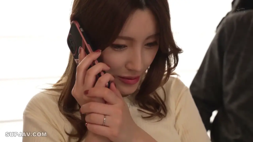 室内 · 忧郁 · 脸部特写 · 手机 · 米色上衣 · 长发 · 打电话 · 侧头