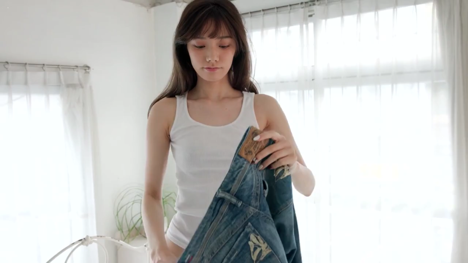 卧室 · 站立 · 平静 · 半身 · 白色背心 · 拿衣服