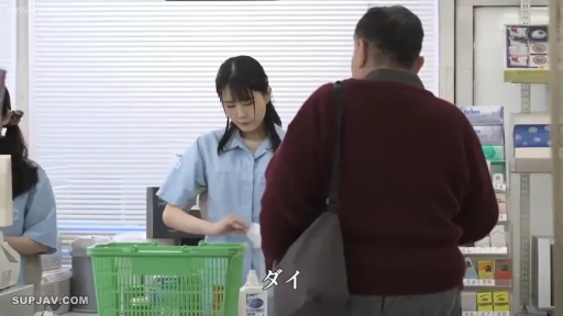 平静 · 便利店 · 蓝色制服 · 购物篮 · 柜台视角
