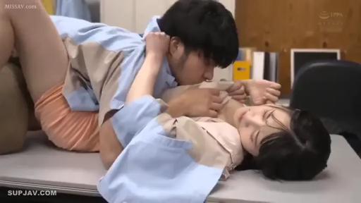 面部表情特写 · 办公室 · 闭眼享受 · 前戏 · 女子穿着橘色短裤