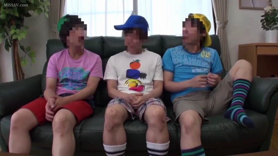 坐姿 · 交谈 · 全身 · 客厅 · 棒球帽