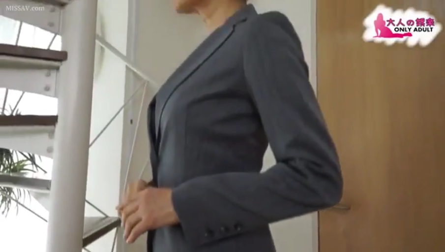 楼梯旁 · 自然平淡 · 灰色职业西装外套 · 上半身侧面特写
