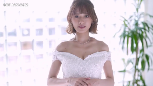 摄影棚 · 胸部特写 · 温柔 · 光线明亮 · 项链 · 白色露肩婚纱