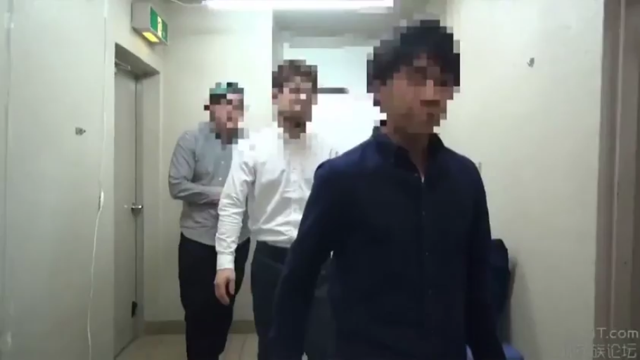 站立 · 衬衫 · 走廊