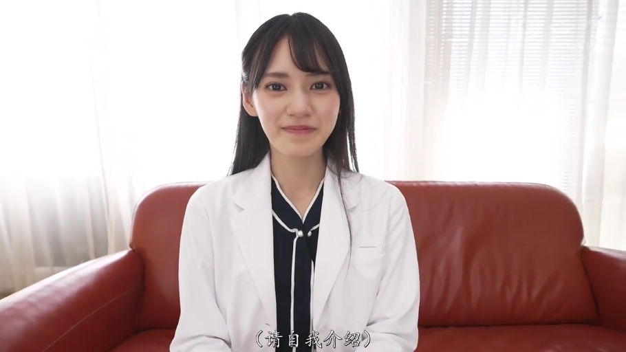 休息室 · 微笑 · 上半身特写 · 黑色翻领衬衫 · 字幕 · 字幕显示“请自我介绍”