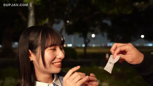 开心的表情 · 白色衬衫 · 夜晚 · 女性面部特写 · 灯光昏暗 · 小纸包