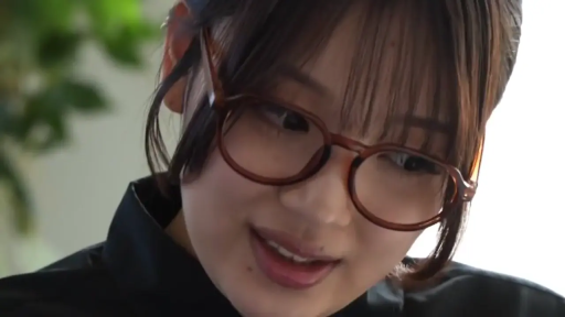 室内 · 面部特写 · 黑色衬衫