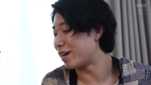 室内 · 低头 · 眼镜 · 脸部特写 · 平静 · 毛衣