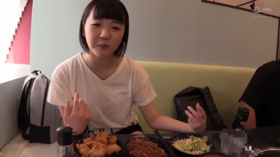 交谈中 · 食物 · 餐厅 · 人物面部特写 · 白色短袖T恤 · 画质清晰