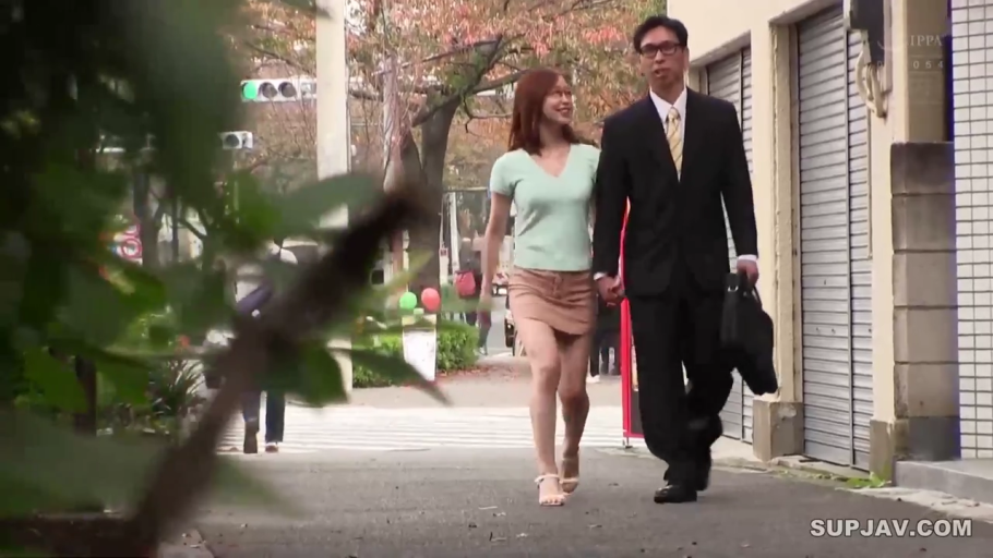 微笑 · 卡其色超短裙 · 公文包 · 城市街道 · 白昼