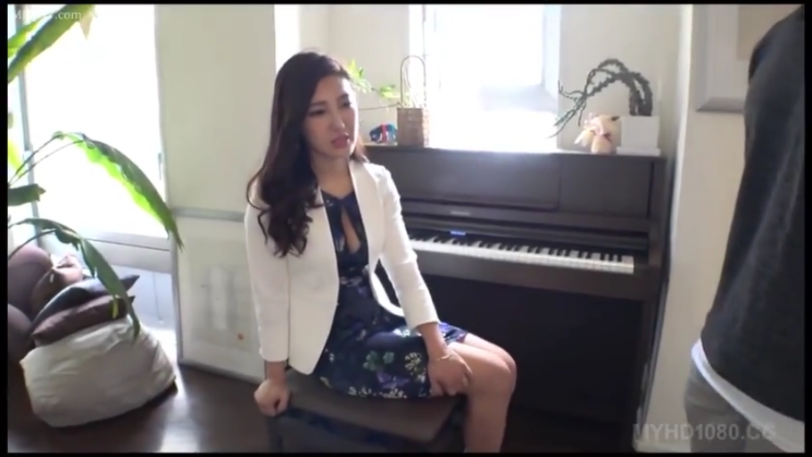 室内 · 坐姿 · 交谈 · 严肃 · 中景 · 职业装 · OL · 钢琴