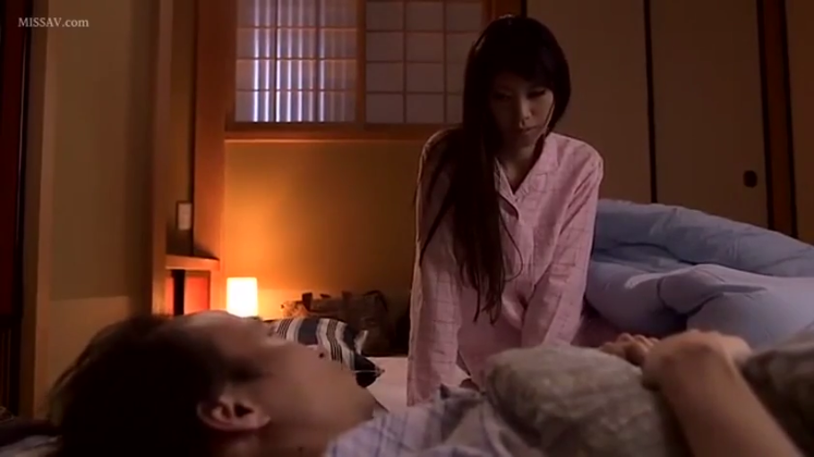日式房间 · 被子 · 家居环境 · 面无表情 · 粉色长袖睡衣 · 女子脸部特写